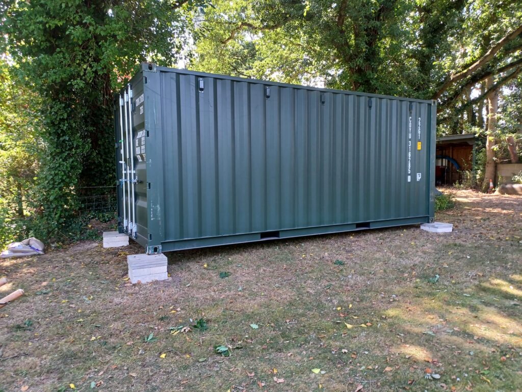 A 20ft container on a bottom chain lift