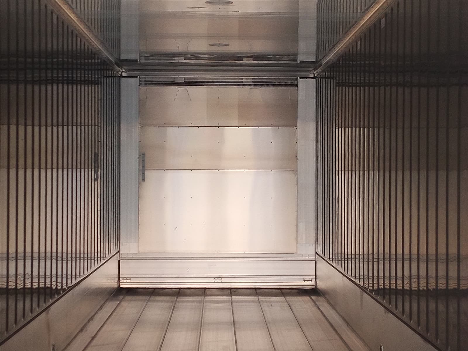Reefer inside (1)